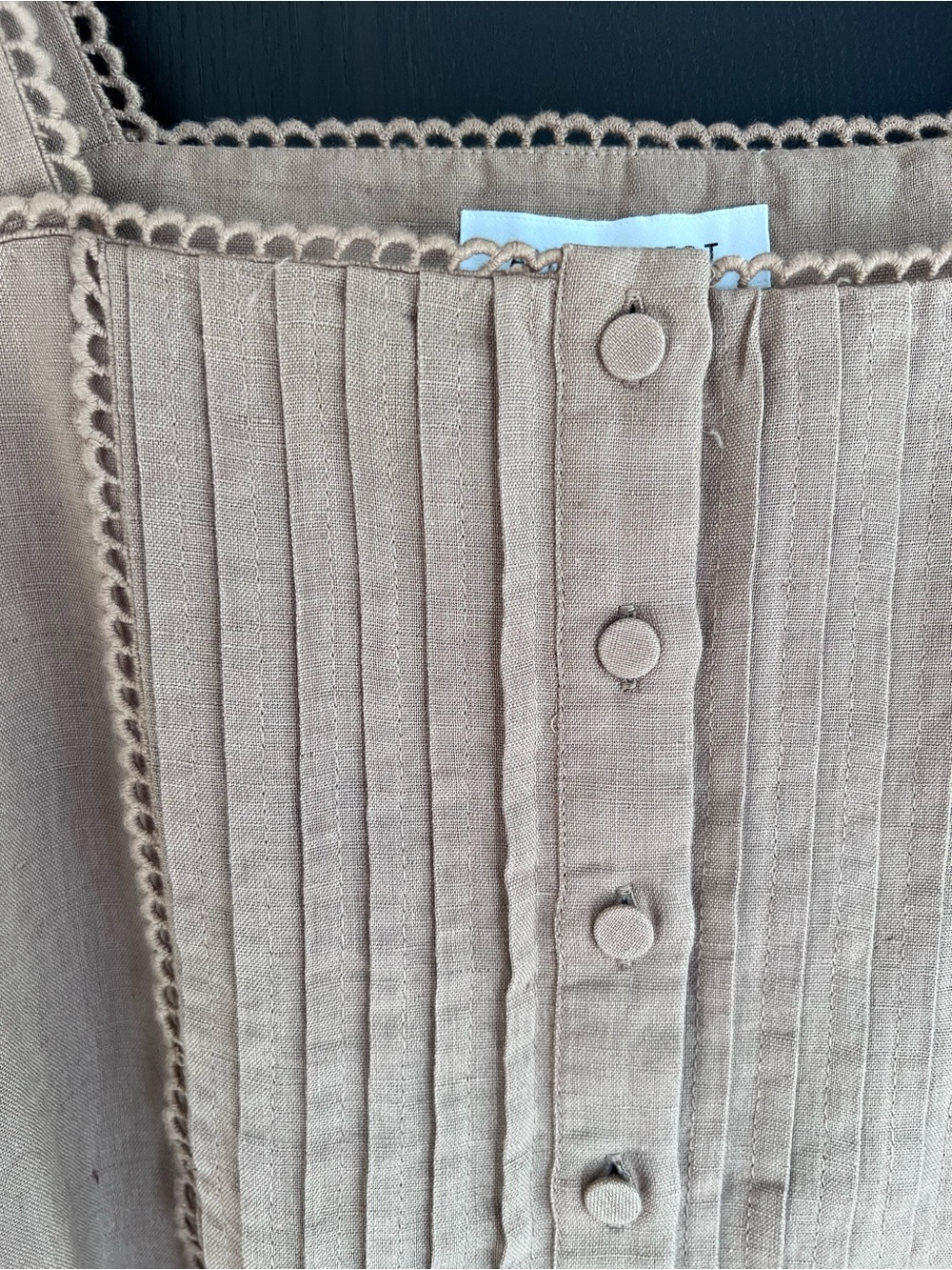NWT Amour Vert Taupe Linen Button-Front Pintuck Camisole - Picture 3 of 9